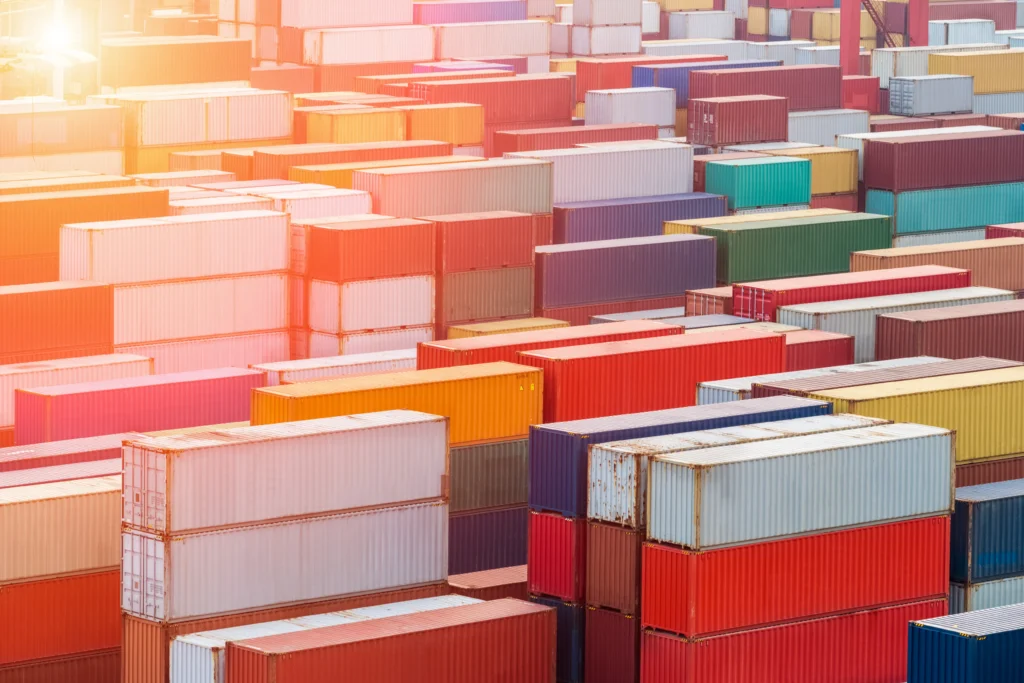 Imagen visual de varios contenedores de distintos colores apilados, haciendo referencia al despacho aduanero de excelencia que maneja Global Croquet