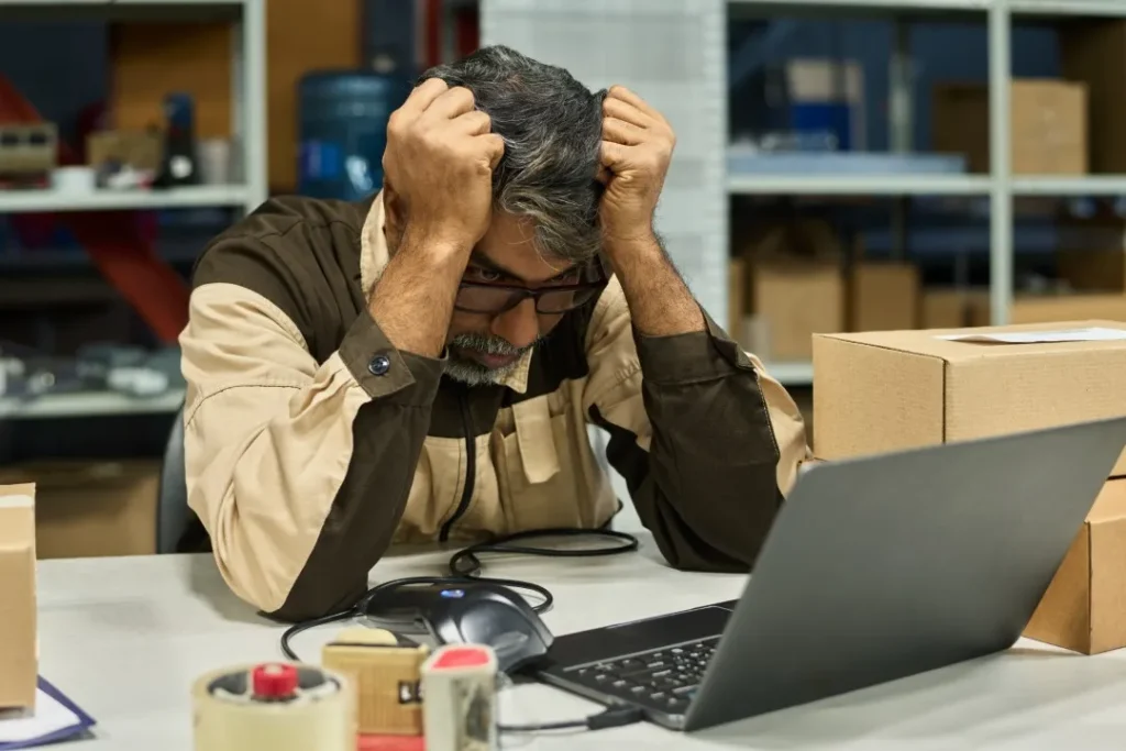 como exportar un producto: Fotografía de un exportador novato que cometió el error más común cuando se va iniciando que fue enviar contenedores sin rastrear y ahora perdió lo que envió