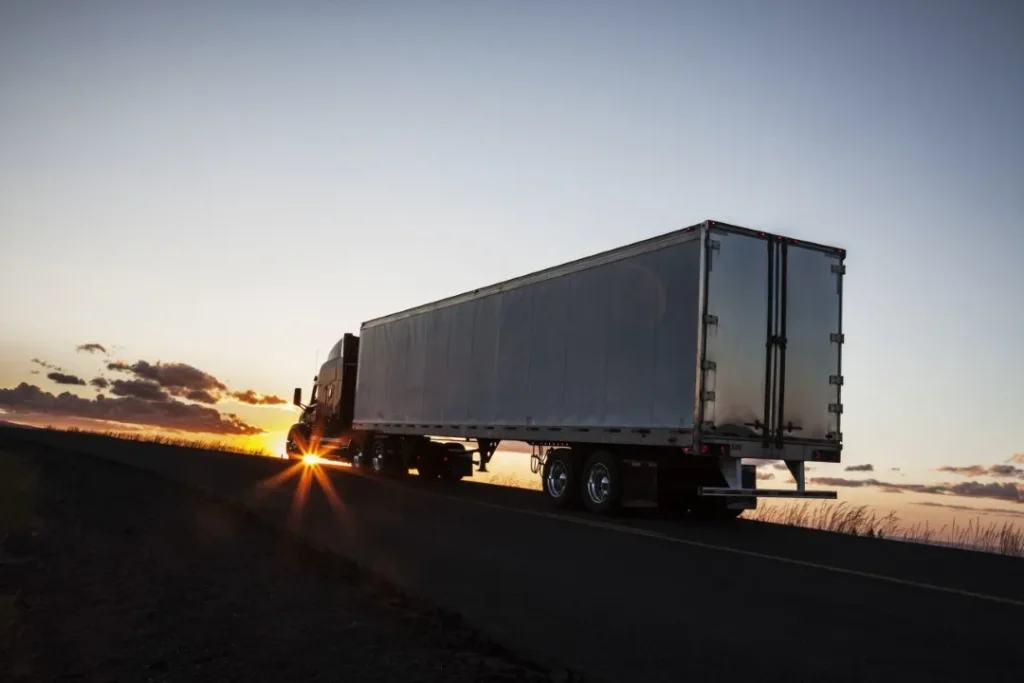 Fotografía de un camion de la empresa de Global Croquet haciendo un servicio FTL para una compañia de alto prestigio
